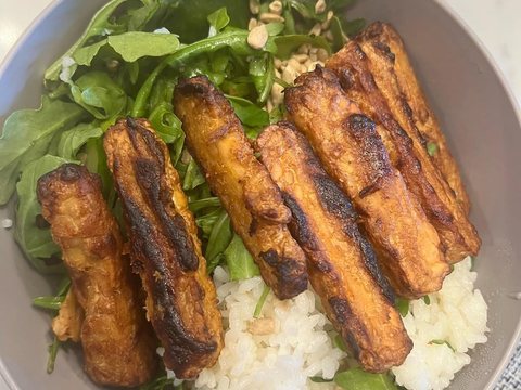 Bowl of grilled tofu with rice and fresh greens